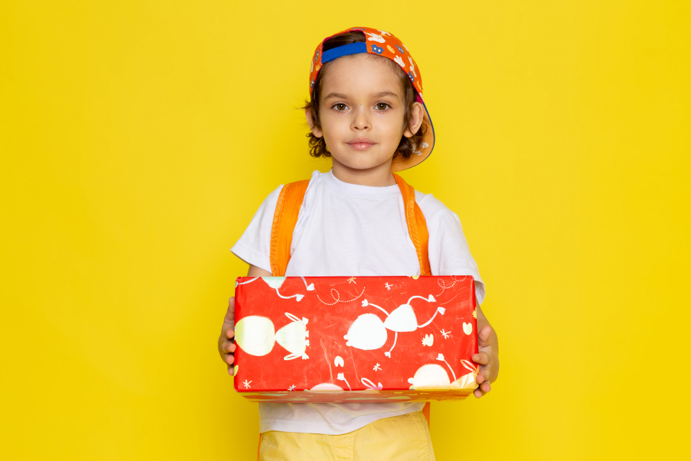 jongen van 7 jaar met cadeau