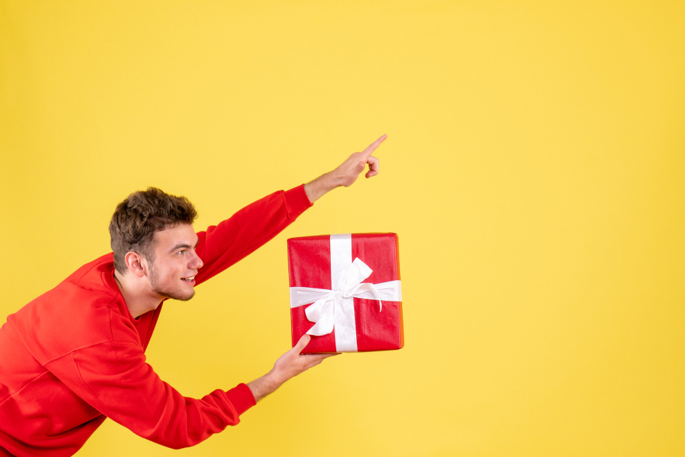 man met een cadeau in zijn handen
