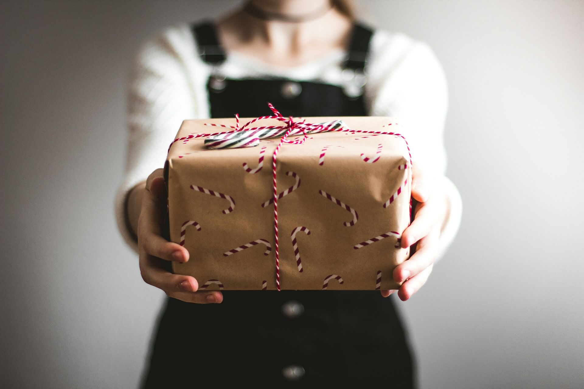 Ingepakt cadeau als symbool voor een relatiecadeau met persoonlijke betekenis.